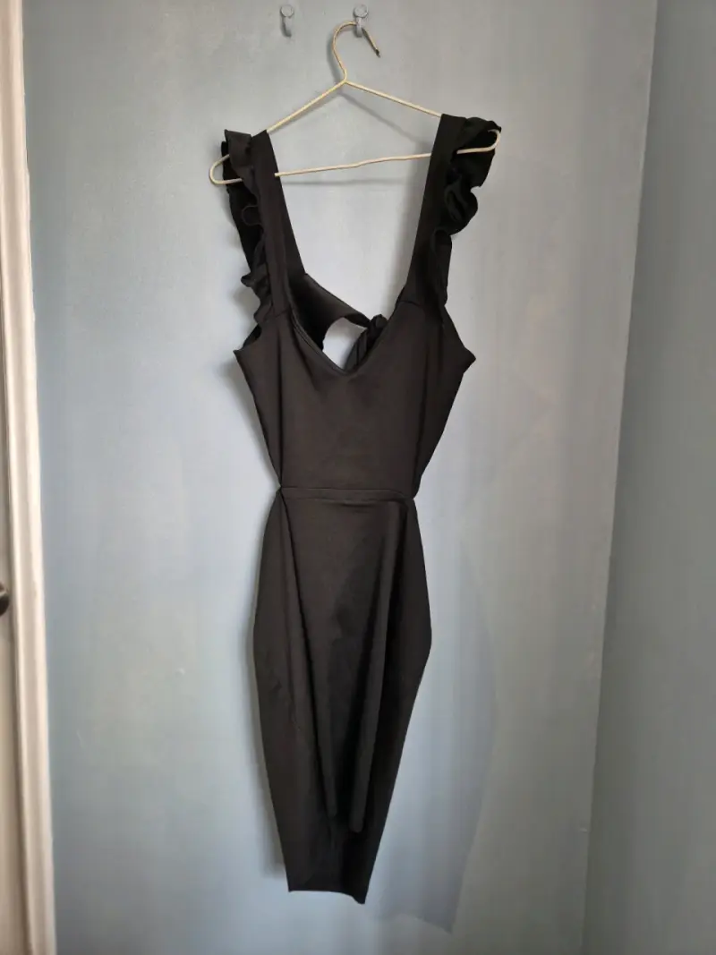 Vestido negro con volantes elegante