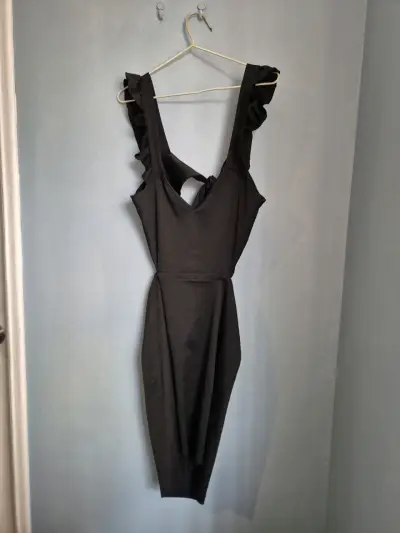 Vestido negro con volantes elegante - miniatura 1
