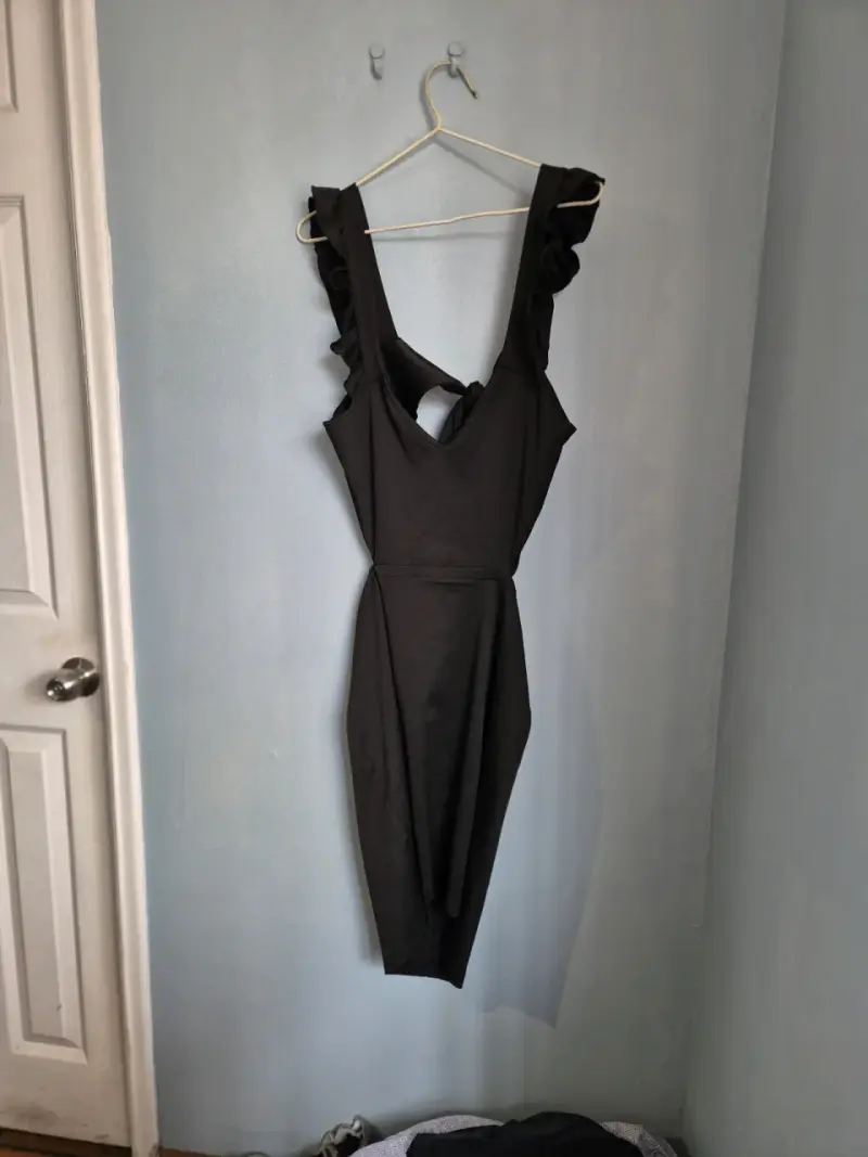 Vestido negro con volantes elegante - 2