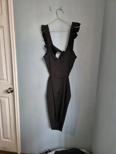 Vestido negro con volantes elegante - miniatura 2