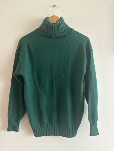 Suéter verde de cuello alto para invierno - miniatura 1