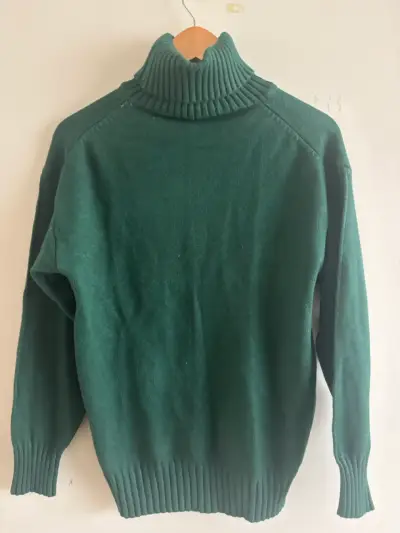 Suéter verde de cuello alto para invierno - miniatura 2
