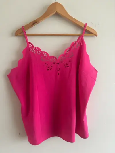 Blusa rosada con diseño calado - miniatura 1