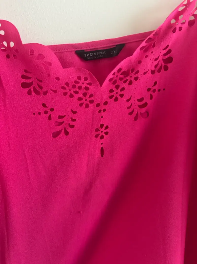 Blusa rosada con diseño calado - 3