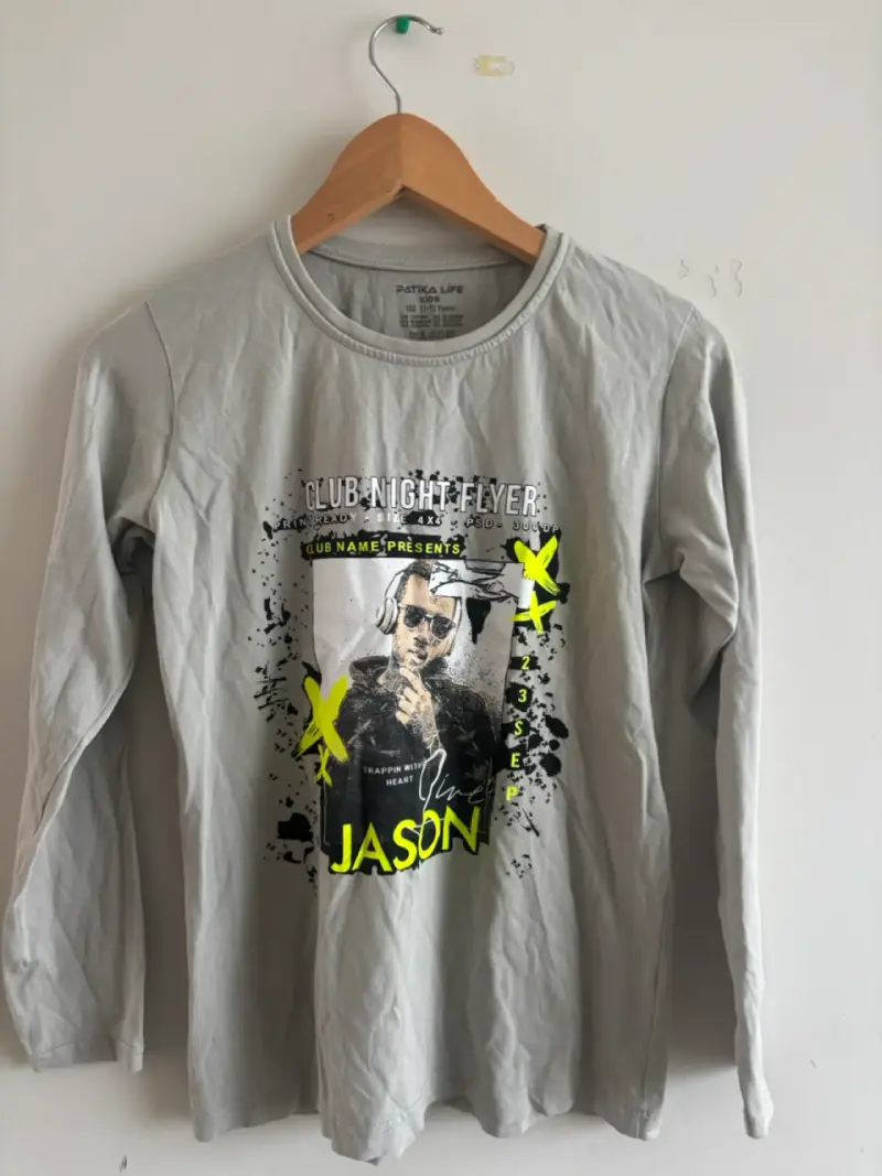 Polera manga larga gris con diseño gráfico - 1