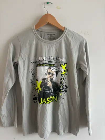 Polera manga larga gris con diseño gráfico - miniatura 1