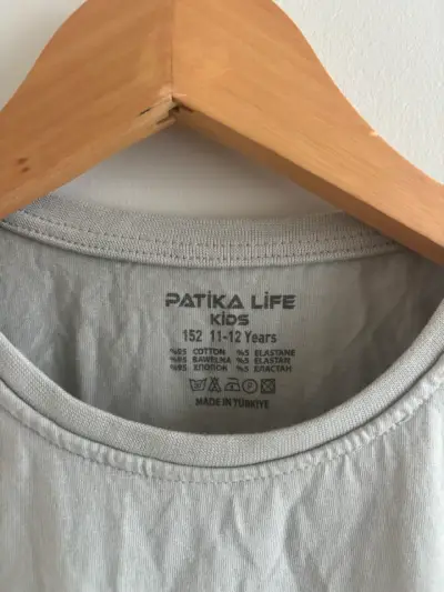 Polera manga larga gris con diseño gráfico - miniatura 2