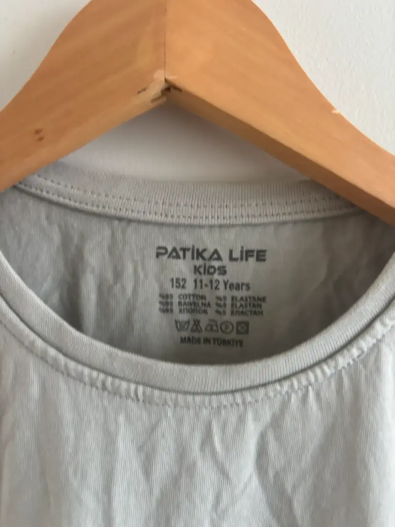 Polera manga larga gris con diseño gráfico - 3