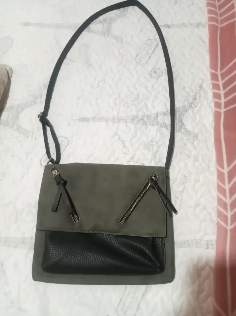 Cartera bandolera bicolor con cierres - 1