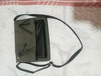 Cartera bandolera bicolor con cierres - miniatura 2