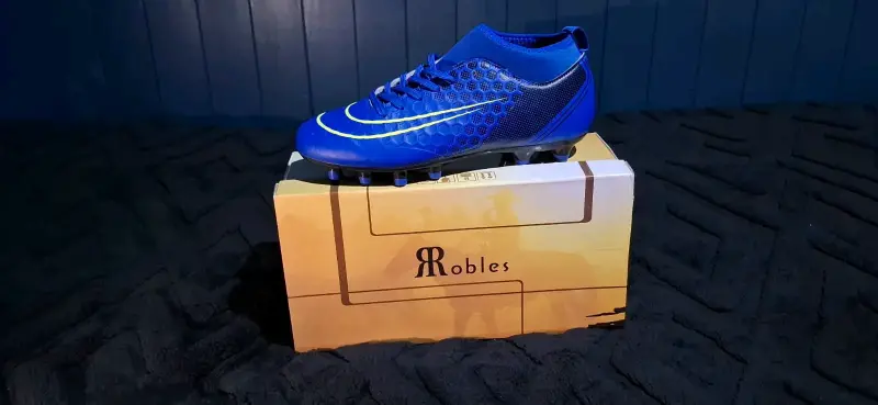 Botines de fútbol azules con diseño moderno - 1