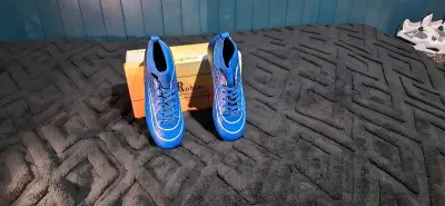Botines de fútbol azules con diseño moderno - miniatura 2