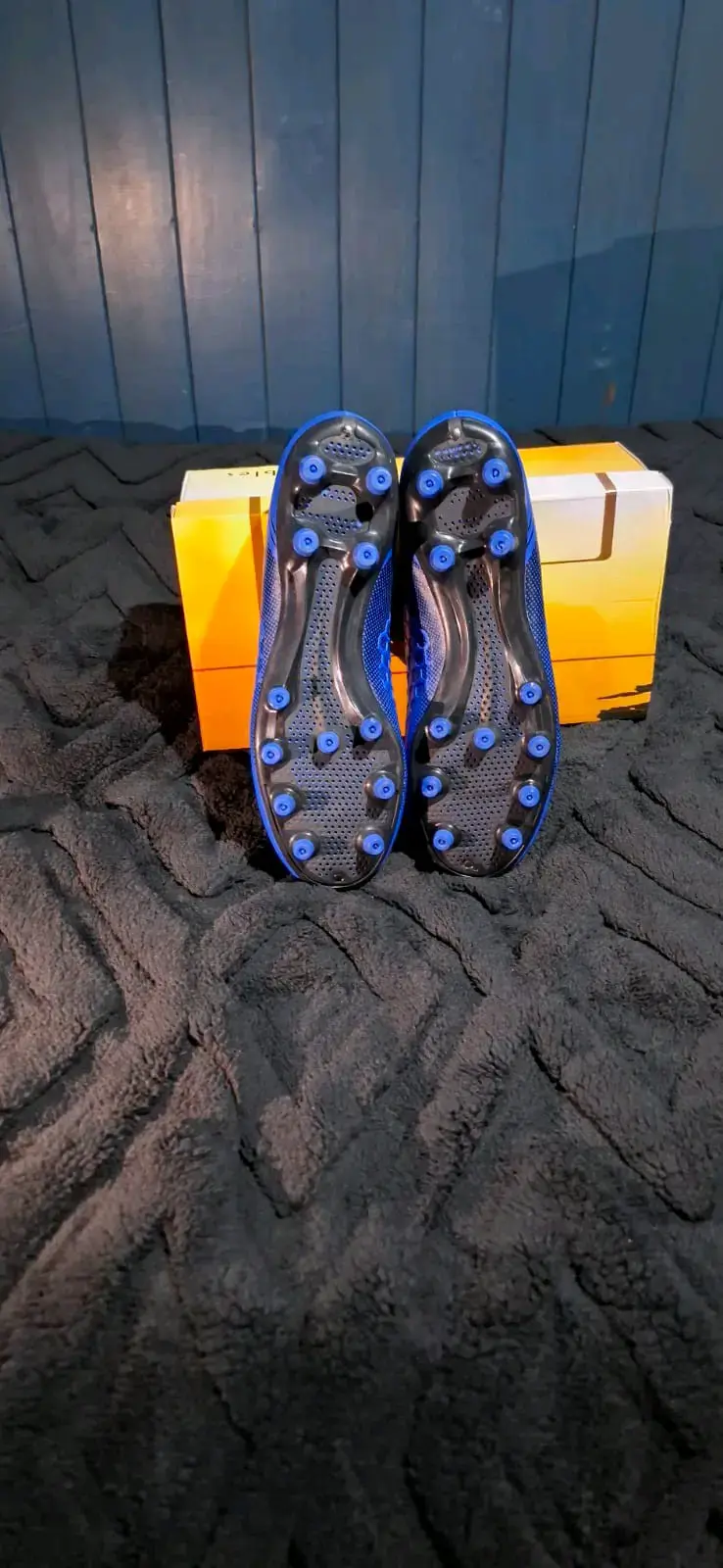 Botines de fútbol azules con diseño moderno - 3