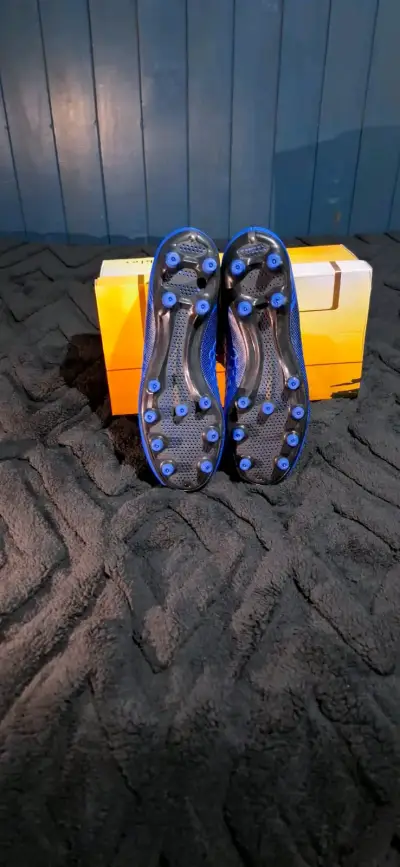 Botines de fútbol azules con diseño moderno - miniatura 3