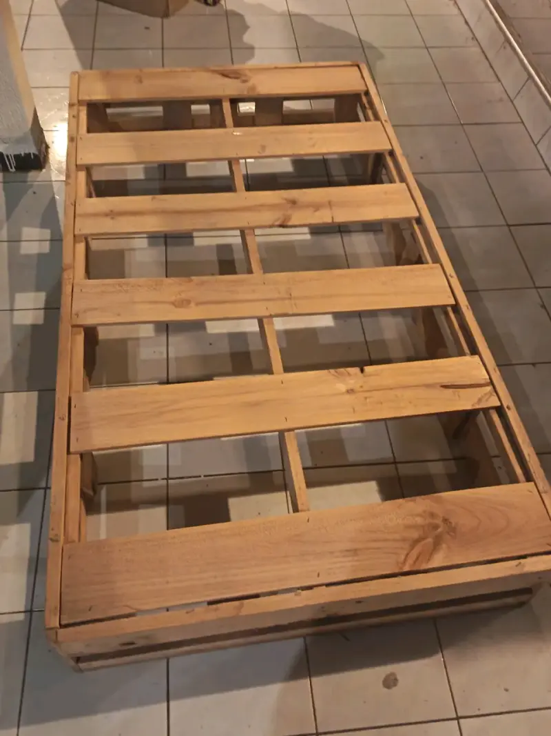 Base de cama de madera reciclada y zapatos Haka ho - 1