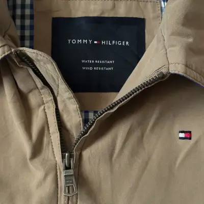 Chaqueta Tommy Hilfiger resistente al agua - miniatura 1