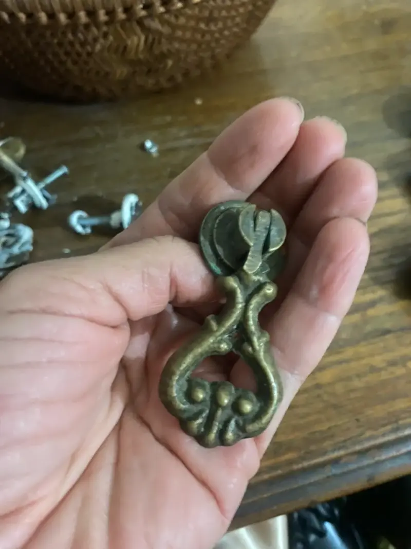 Antiguo tirador de bronce para mueble - 1