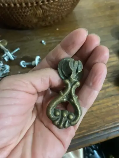 Antiguo tirador de bronce para mueble - miniatura 1
