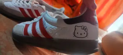 Zapatillas Adidas Gazelle Hello Kitty blancas y rojas - miniatura 1