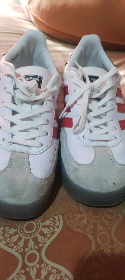 Zapatillas Adidas Gazelle Hello Kitty blancas y rojas - miniatura 3