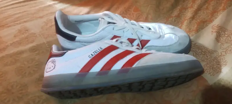 Zapatillas Adidas Gazelle Hello Kitty blancas y rojas - 4
