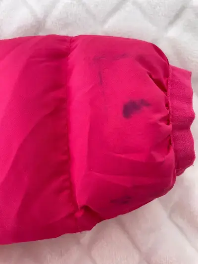 Chaqueta infantil acolchada rosa con capucha - miniatura 3