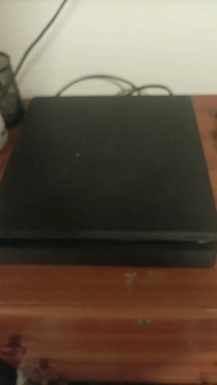 Consola de videojuegos negra en buen estado
