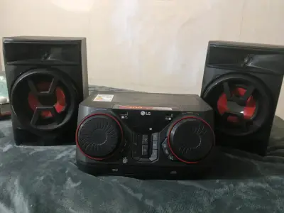 Sistema de sonido LG con parlantes - miniatura 1