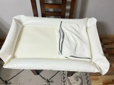Mudador de bebé impermeable con toalla - miniatura 1