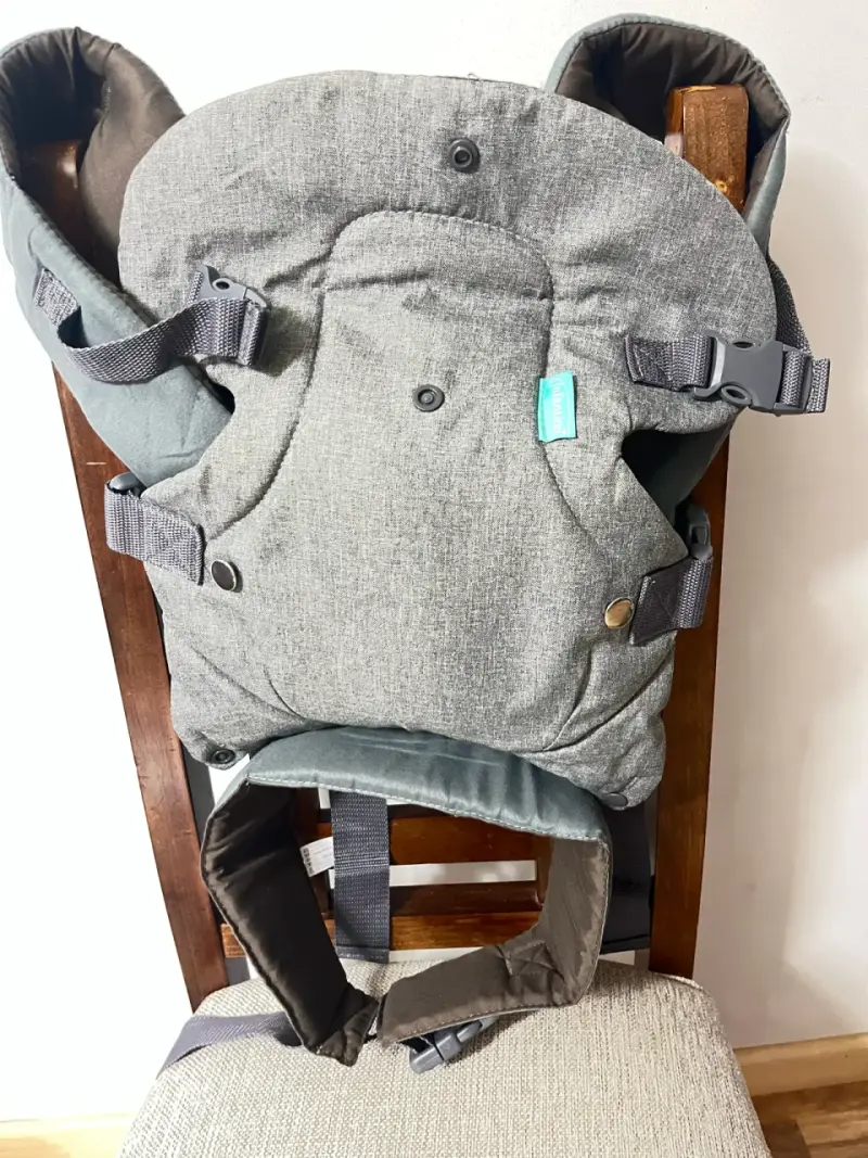 Portabebés Infantino gris ergonómico