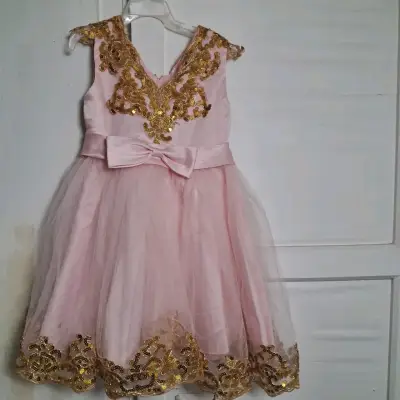 Vestido de fiesta infantil rosa con encaje dorado - miniatura 2