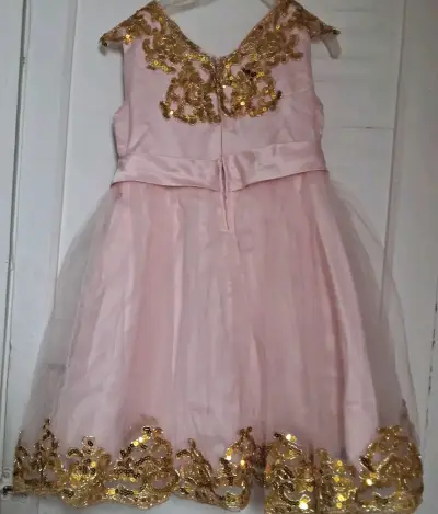 Vestido de fiesta infantil rosa con encaje dorado - miniatura 6