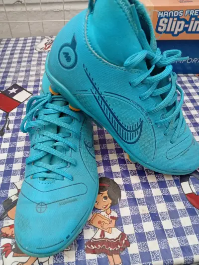 Zapatillas deportivas Nike turquesa para fútbol - miniatura 1