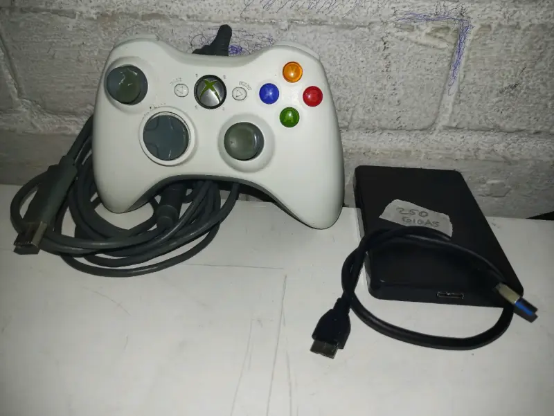 Xbox 360 con control y juegos - 3