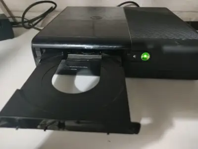 Xbox 360 con control y juegos - miniatura 5