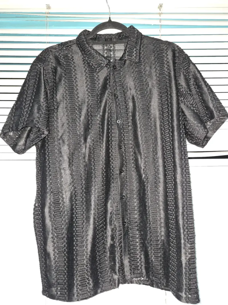 Camisa negra de manga corta con textura - 1