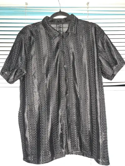 Camisa negra de manga corta con textura - miniatura 1