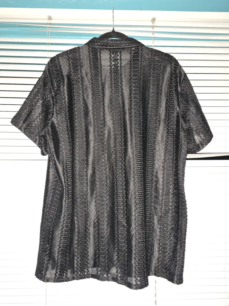 Camisa negra de manga corta con textura - 2