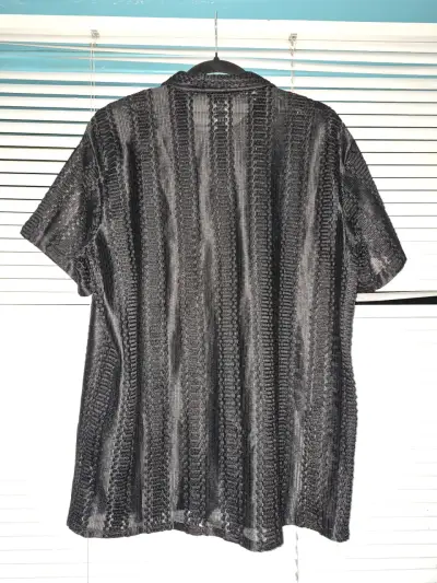 Camisa negra de manga corta con textura - miniatura 2