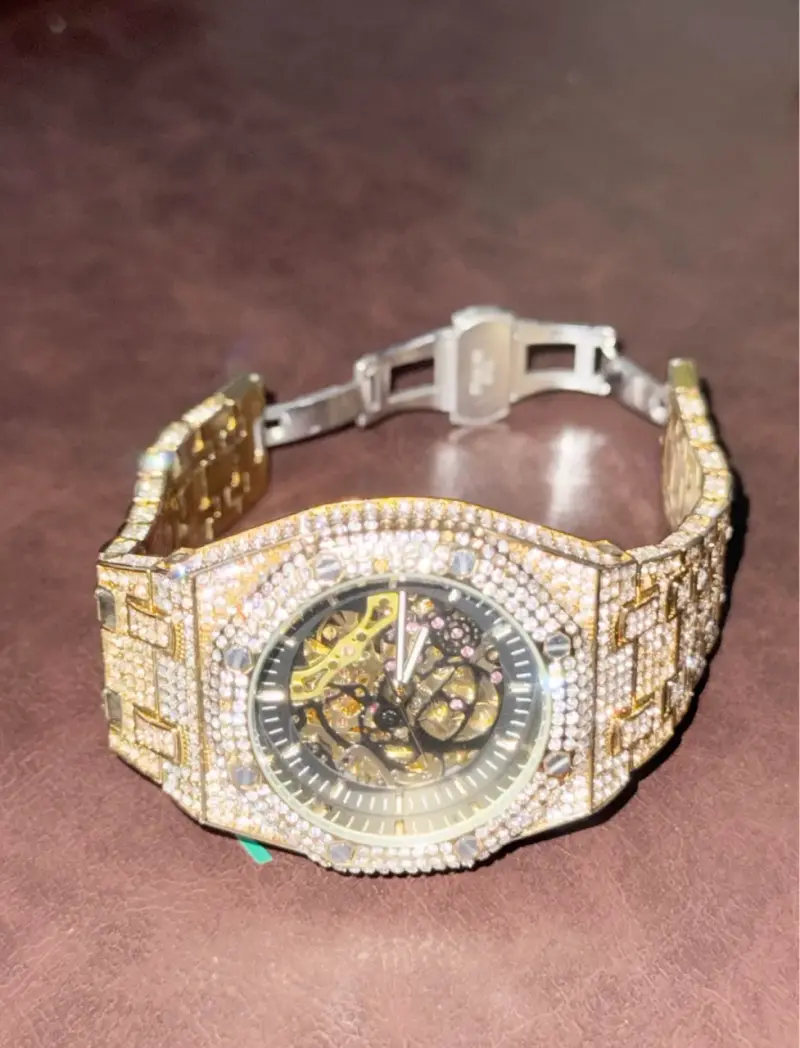 Reloj de lujo dorado con incrustaciones brillantes - 1