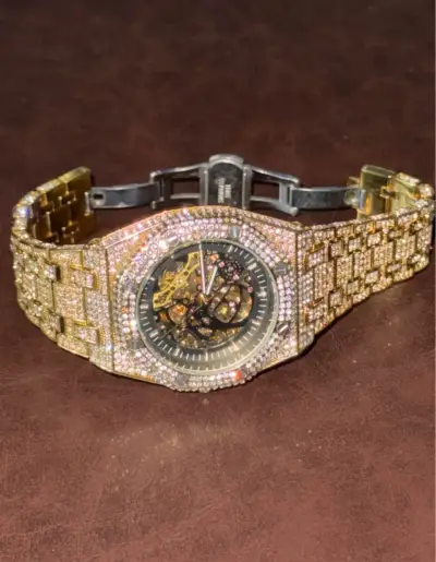 Reloj de lujo dorado con incrustaciones brillantes - miniatura 2