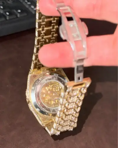 Reloj de lujo dorado con incrustaciones brillantes - miniatura 3