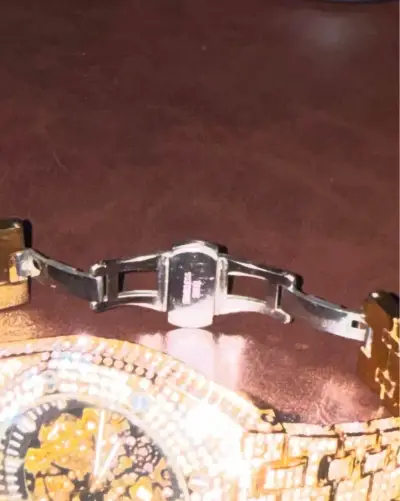 Reloj de lujo dorado con incrustaciones brillantes - miniatura 4