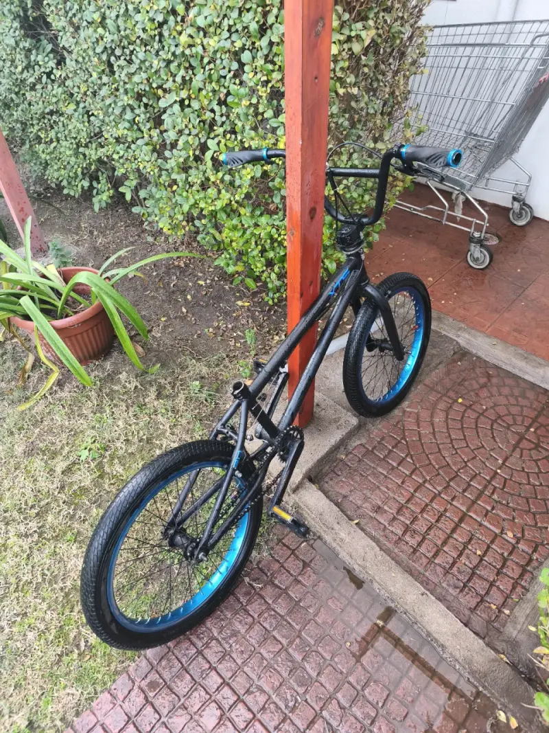 Bicicleta BMX negra con detalles azules - 1