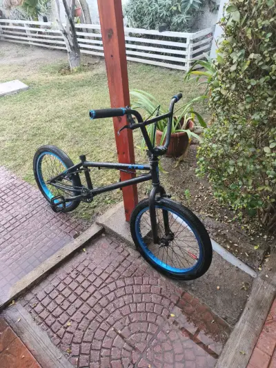 Bicicleta BMX negra con detalles azules - miniatura 2