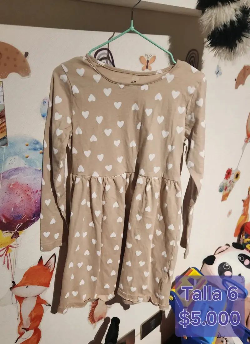 Vestido infantil beige con corazones