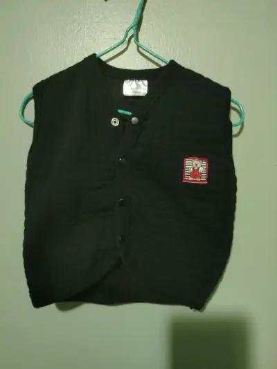 Chaleco negro para bebé con diseño bordado - miniatura 1