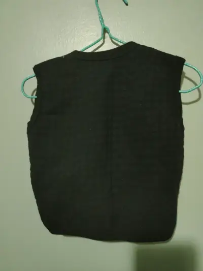 Chaleco negro para bebé con diseño bordado - miniatura 3