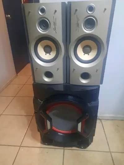 Parlantes Sony edición limitada con subwoofer - miniatura 1