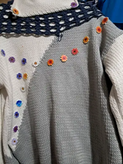 Suéter tejido con diseño floral - miniatura 2